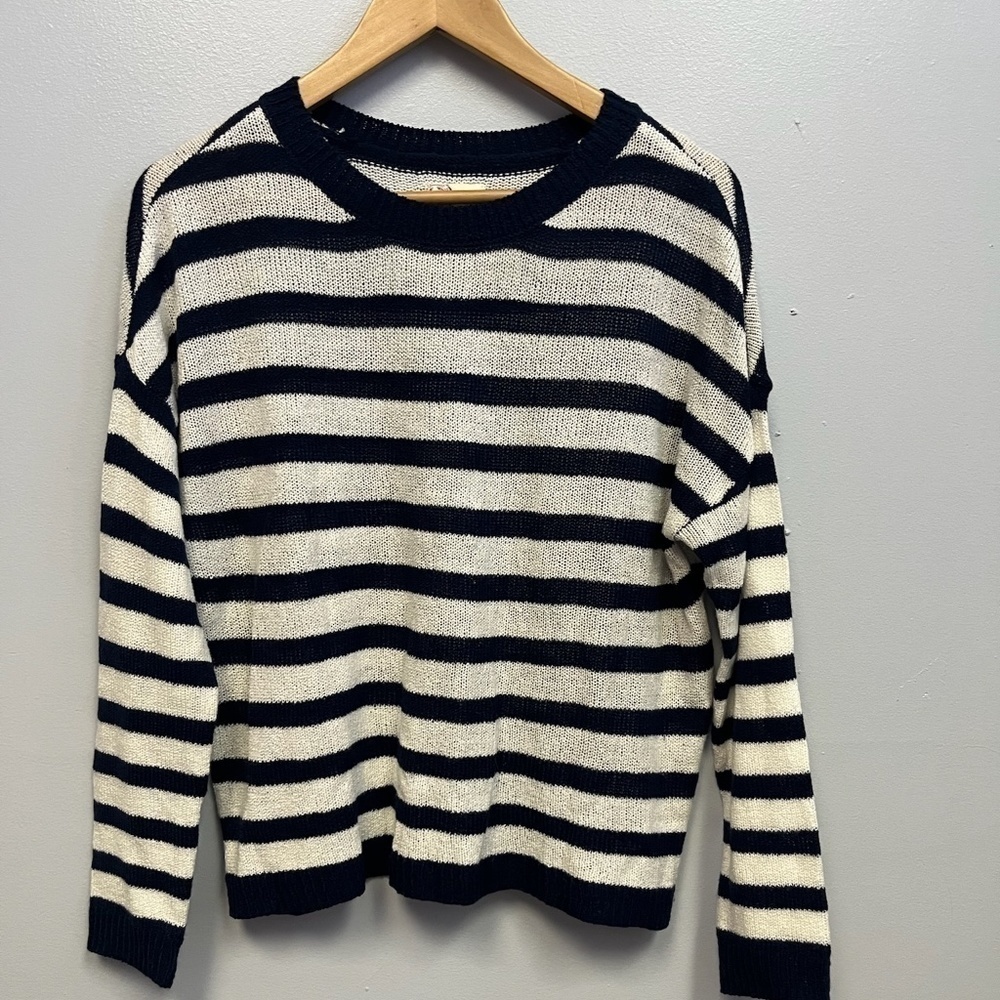 🚨CLEARANCE 0124-130 white and Navy striped Sweater